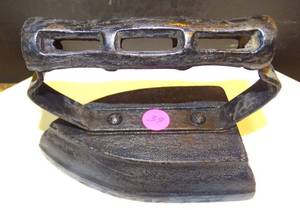 lot 39 image: ANTIQUE CAST IRON COAL FIRED SAD IRON
