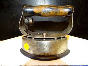 lot 40 image: ANTIQUE 19TH CENTURY SAD IRON (REMOVABLE HANDLE)