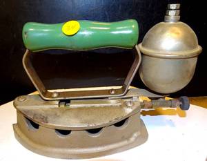 lot 34 image: ANTIQUE ROYAL GAS POWERED SAD IRON ( EARLY1900s)