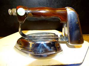 lot 35 image: ANTIQUE 1936 DIAMOND KEROSINE IRON