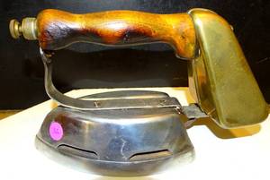 lot 36 image: 1936 WHITE GAS WOOD HANDLED IRON