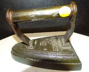 lot 37 image: ANTIQUE 7 LB CAST SAD FLAT IRON (EXCELLENT)