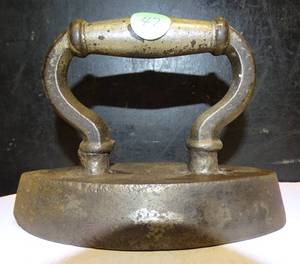 lot 47 image: VINTAGE SOLID CAST IRON SAD IRON