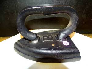 lot 48 image: SOLID CAST IRON WITH LETTER B (EXCELLENT)
