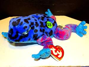 lot 213 image: TY Beanie Baby - DART the Frog (8) VINTAGE Hang Tag 2000