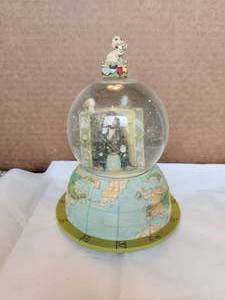 lot 46 image: Vintage collectible Emmitt Kelly Jr. Snow globe - Send in the Clowns - hand signed