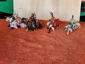 lot 10 image: Selection of vintage collectible medieval knight figures by Papo