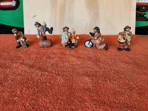 lot 68 image: Selection of 5 vintage Emmett Kelly clown figurines - hand signed - no boxes