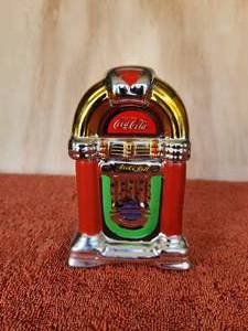 lot 113 image: Vintage collectible Coca Cola - Coke jukebox themed salt & pepper shaker set