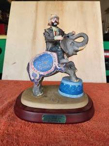 lot 120 image: Vintage Emmett Kelly clown figurine with wood stand - Celebrating 35 years of clowning 1995- hand signed - 2819 of 5000 - no box