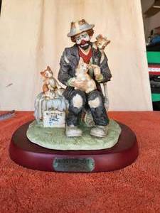 lot 94 image: Vintage Emmett Kelly clown figurine with wood stand - Kittens for Sale - hand signed - 2343 of 7500 - no box