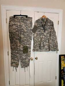 lot 123 image: Military surplus green camo pants and shirt -  Large