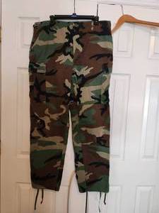 lot 124 image: Military surplus green camo pants - Large