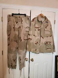 lot 127 image: Military surplus desert tan camo pants and shirt - Large