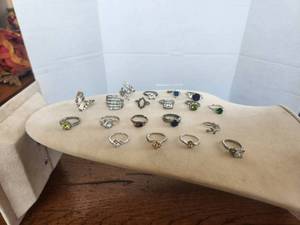 lot 129 image: Selection of vintage jewelry - rings