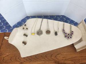 lot 131 image: Selection of vintage jewelry - necklaces - 1 is Kendra Scott