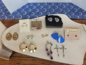 lot 136 image: Selection of vintage jewelry - earrings