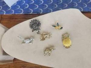 lot 139 image: Selection of vintage jewelry - brooch