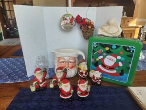 lot 152 image: Selection of vintage Christmas items - Santa Claus - salt & pepper set