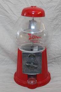 lot 106 image: Carousel Gumball Machine with sonic on it