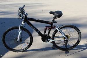lot 4 image: Genesis V2100ndual-suspension mountain bike