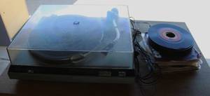 lot 8 image: Technics Qliartz direct drive turntable system model SL-5100 and a stack of 45s