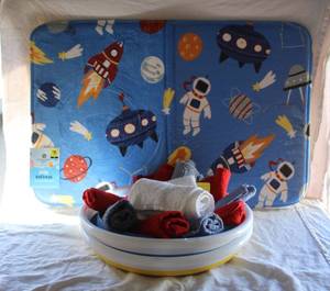 lot 11 image: mat and 2 collapsible cleaning basins and a hand full of washcloths