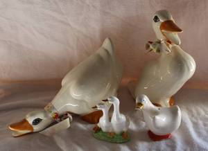 lot 18 image: ceramic duck figurines