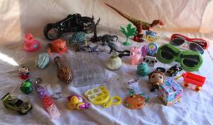 lot 21 image: mixed lot of toys