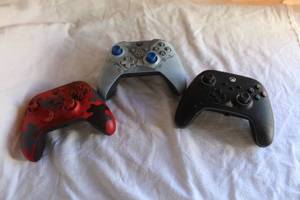 lot 23 image: 3- X-Box controllers