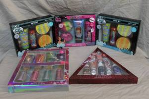 lot 29 image: 5 gift sets all unopened