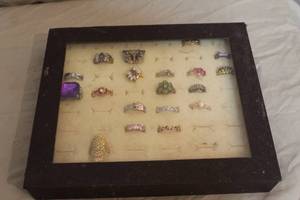 lot 31 image: ring display box with rings