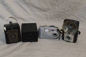 lot 50 image: mixed lot of vintage cameras
