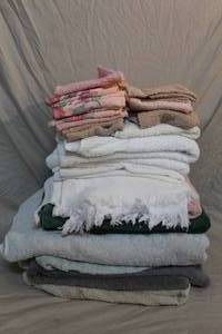 lot 52 image: lot of towles and washcloths