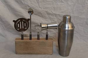 lot 58 image: Stainless steel bartender kitbar set with a wooden stand