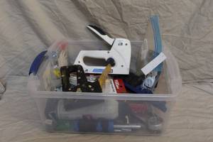 lot 129 image: mixed tote of tools