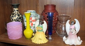 lot 148 image: mixed lot of vases and 2 Avon angels