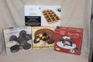 lot 225 image: Cake pans