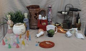 lot 279 image: Mixed lot knick knacks and salt Rock night light refer to pictures