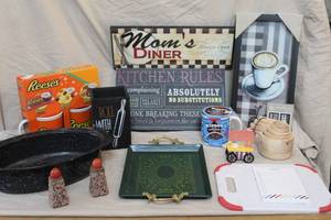 lot 282 image: Kitchen items and decor