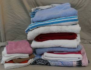lot 294 image: assorted bath towels and washcloths