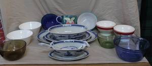 lot 301 image: Chinese export blue and white porcelain tableware, and a mix of bowls