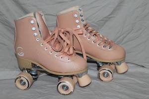 lot 320 image: Size 6 Roller Skates.