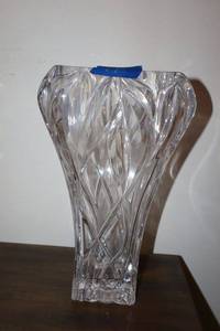 lot 11 image: Heavy crystal vase