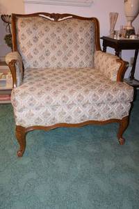 lot 8 image: Vintage arm chair
