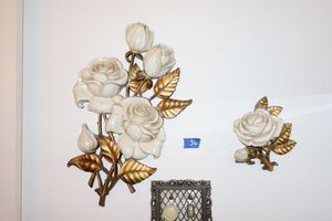 lot 36 image: Vintage flower wall decorations