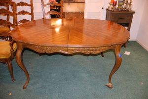 lot 32 image: Vintage Drexel dining table with 2 leaves - see photos