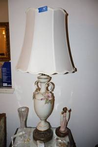 lot 15 image: Vintage ceramic table lamp