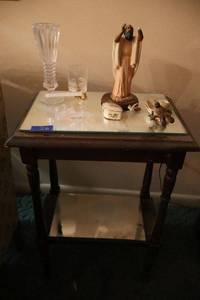lot 28 image: Vintage side table with home decor items