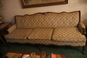 lot 9 image: Vintage couch sofa